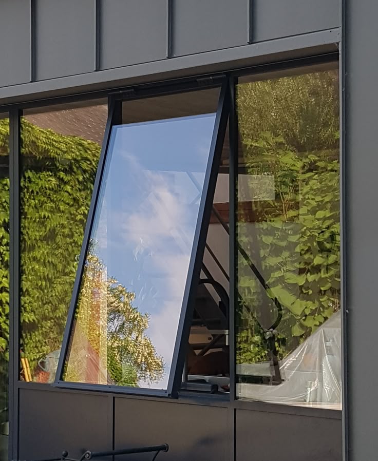 Aluminum window with thermal frame